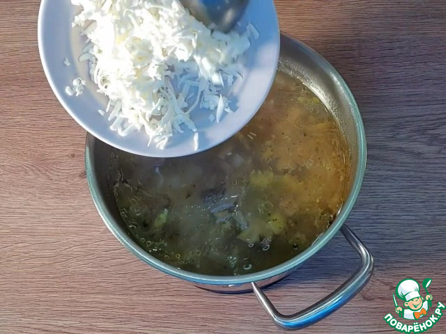 Суп с сыром и обжаренным картофелем