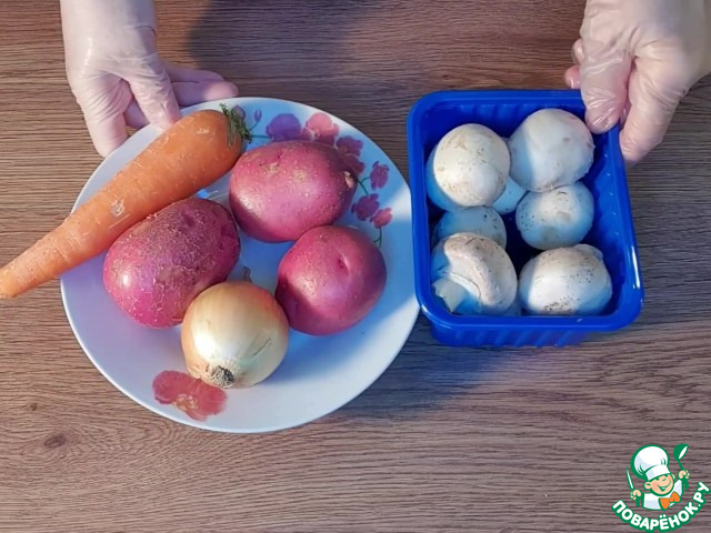 Суп с сыром и обжаренным картофелем