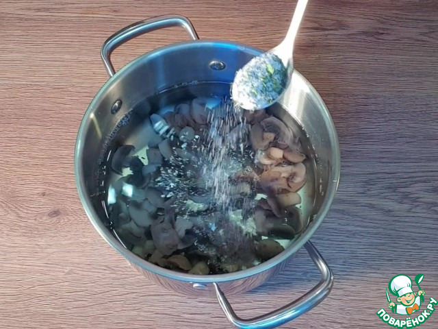 Суп с сыром и обжаренным картофелем