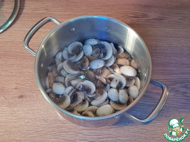 Суп с сыром и обжаренным картофелем