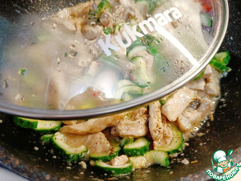Свинина по-азиатски со свежими огурцами