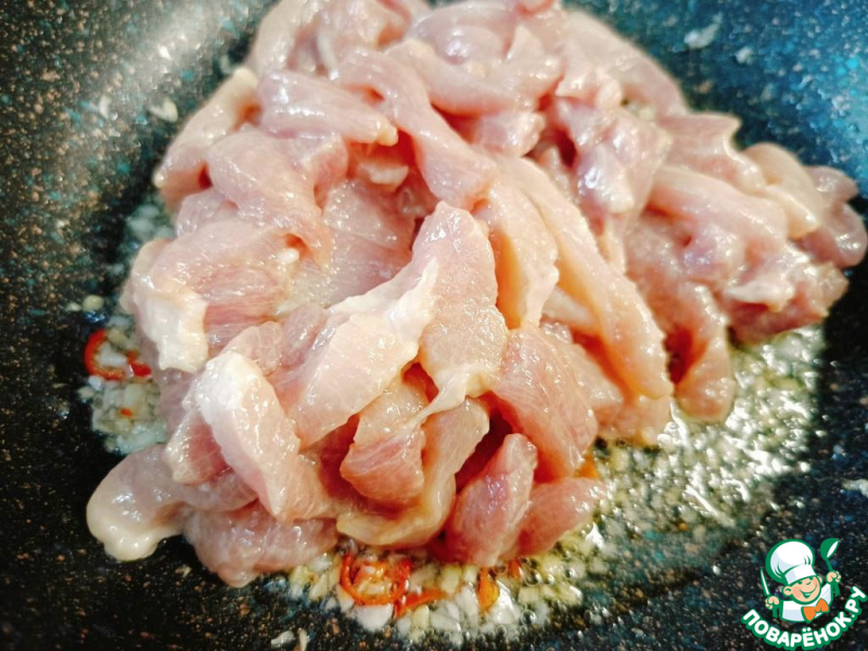 Свинина по-азиатски со свежими огурцами