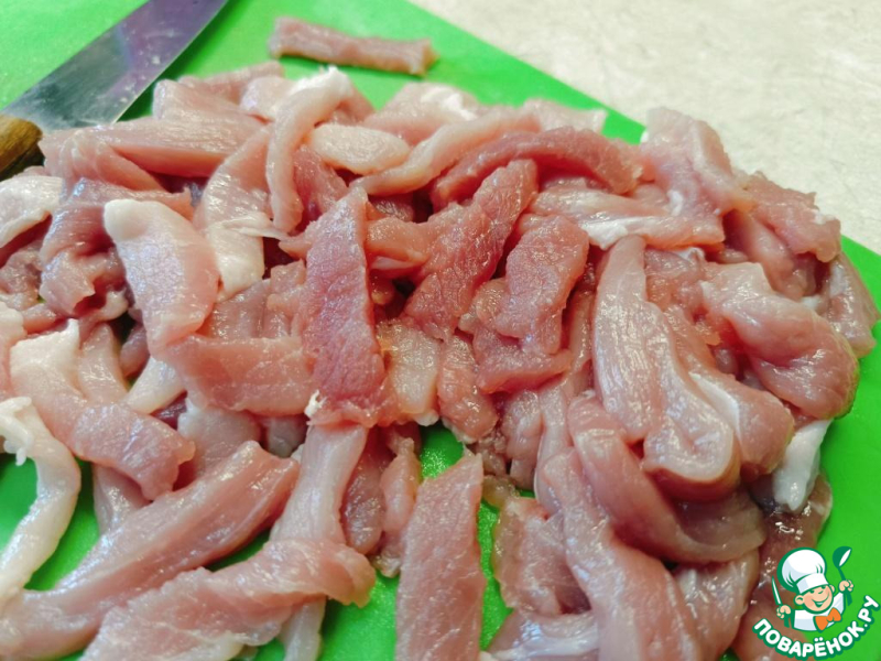 Свинина по-азиатски со свежими огурцами