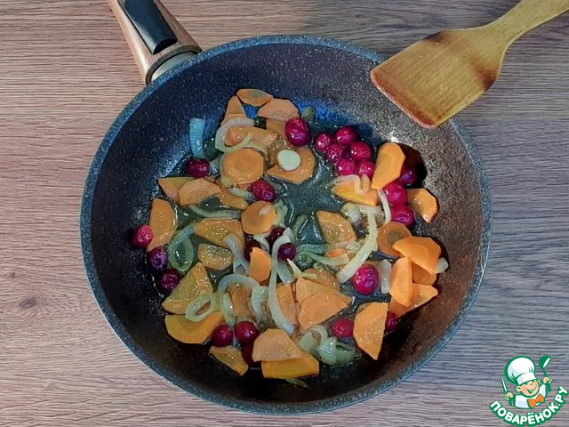 Свинина с брусничным соусом и пирог