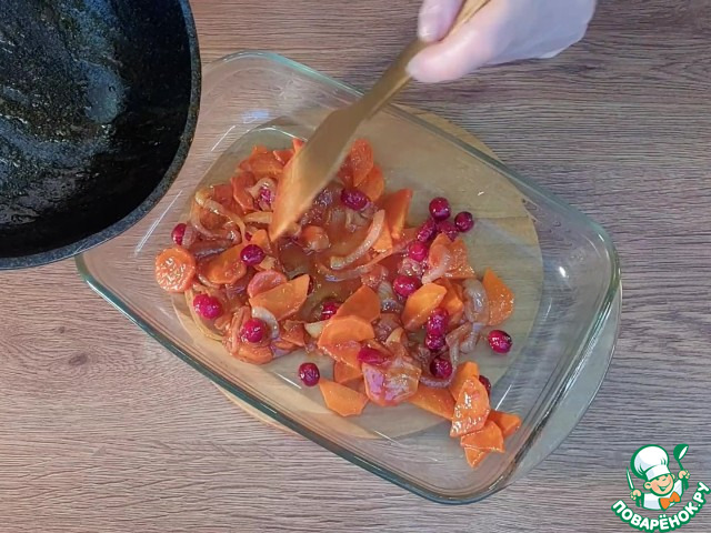Свинина с брусничным соусом и пирог