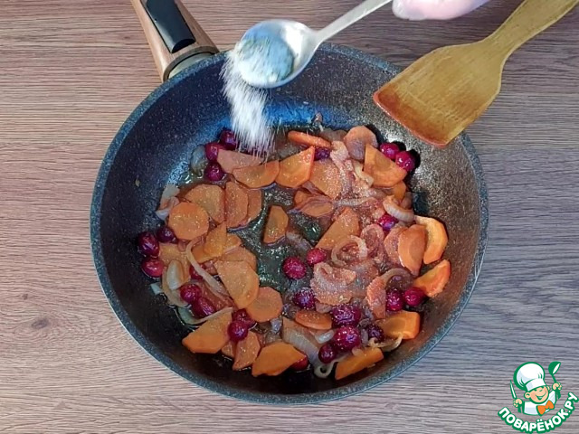 Свинина с брусничным соусом и пирог