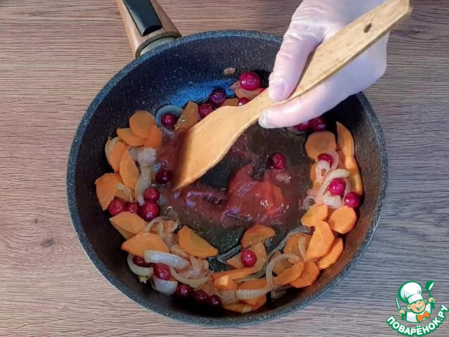 Свинина с брусничным соусом и пирог