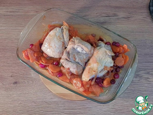 Свинина с брусничным соусом и пирог