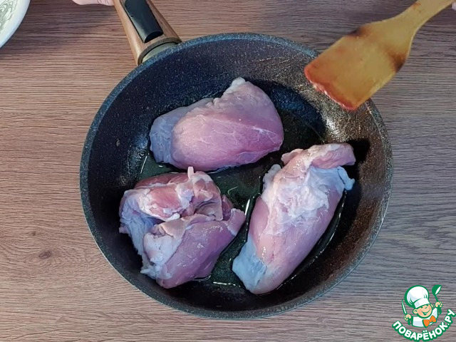 Свинина с брусничным соусом и пирог