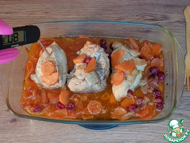 Свинина с брусничным соусом и пирог