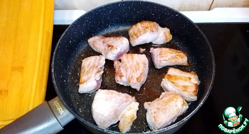 Свинина с яблоками и грибами в сливочном соусе