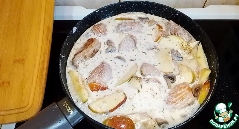 Свинина с яблоками и грибами в сливочном соусе