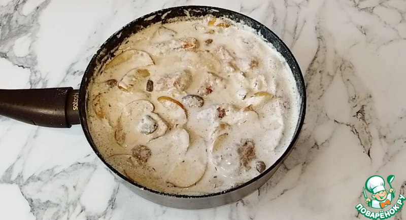 Свинина с яблоками и грибами в сливочном соусе