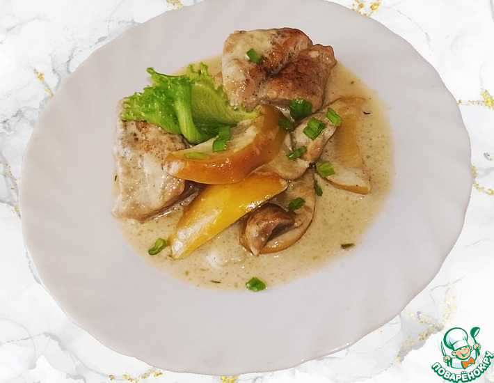 Свинина с яблоками и грибами в сливочном соусе