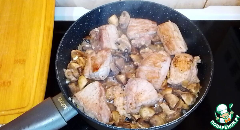 Свинина с яблоками и грибами в сливочном соусе
