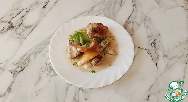 Свинина с яблоками и грибами в сливочном соусе