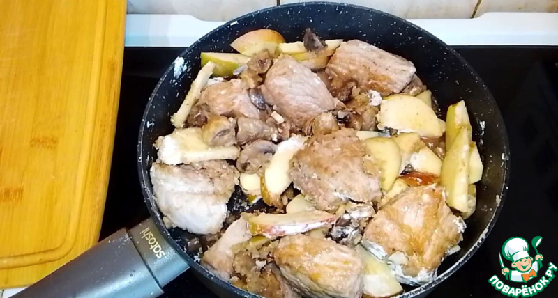 Свинина с яблоками и грибами в сливочном соусе