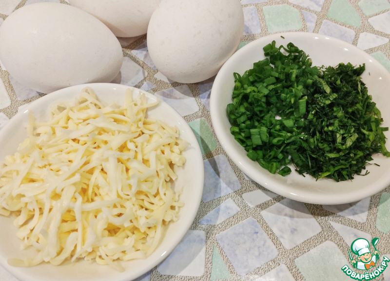 Сырный омлет в овощных кольцах
