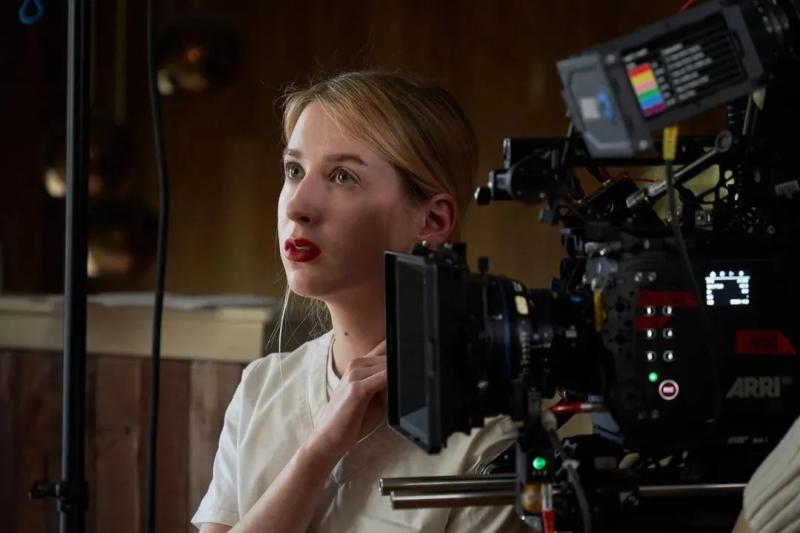 Та самая внучка Женя из "Сватов": где сейчас и как изменилась за 17 лет София Стеценко