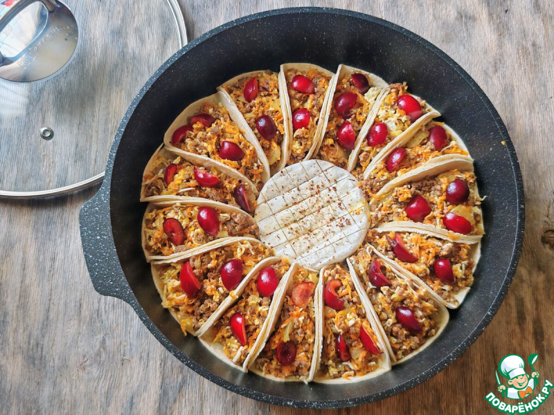 Такос с мясом, черешней и камамбером