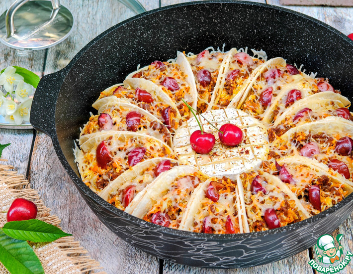 Такос с мясом, черешней и камамбером