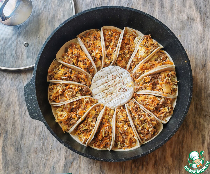 Такос с мясом, черешней и камамбером