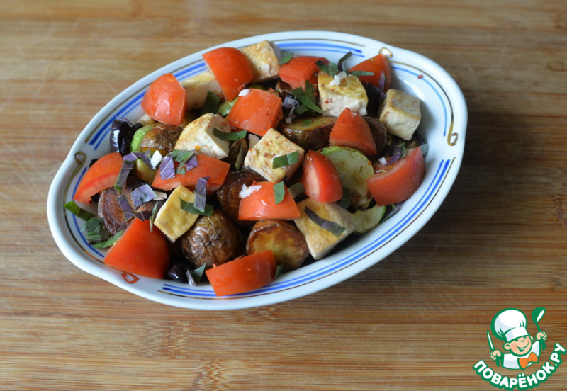 Теплый картофельный салат с овощами и тофу