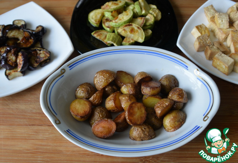 Теплый картофельный салат с овощами и тофу