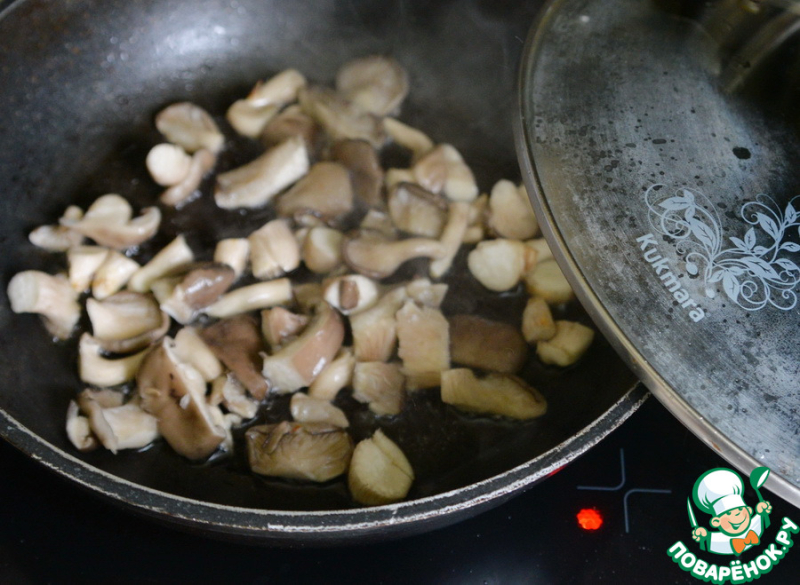 Тёплый картофельный салат с опятами и шпинатом