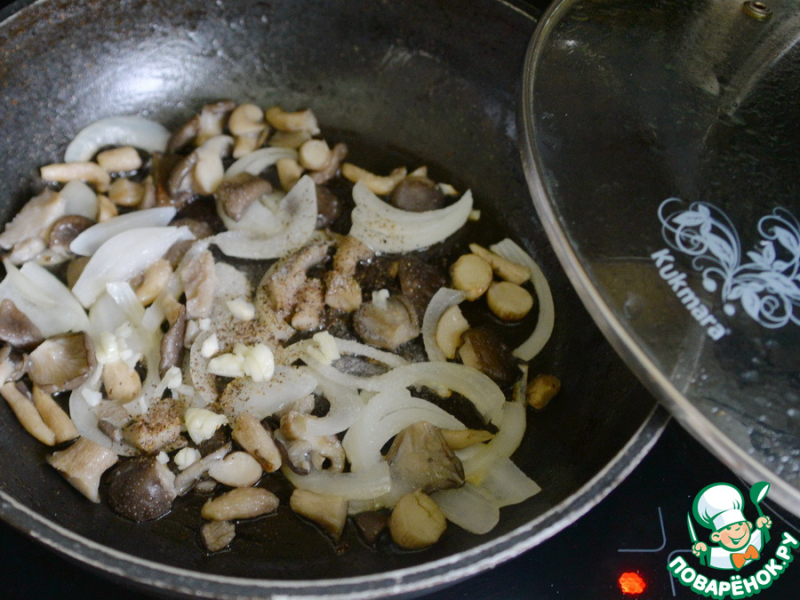 Тёплый картофельный салат с опятами и шпинатом