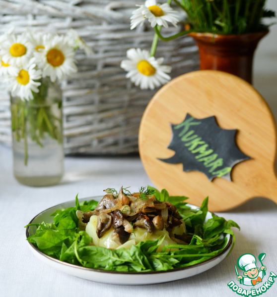 Тёплый картофельный салат с опятами и шпинатом