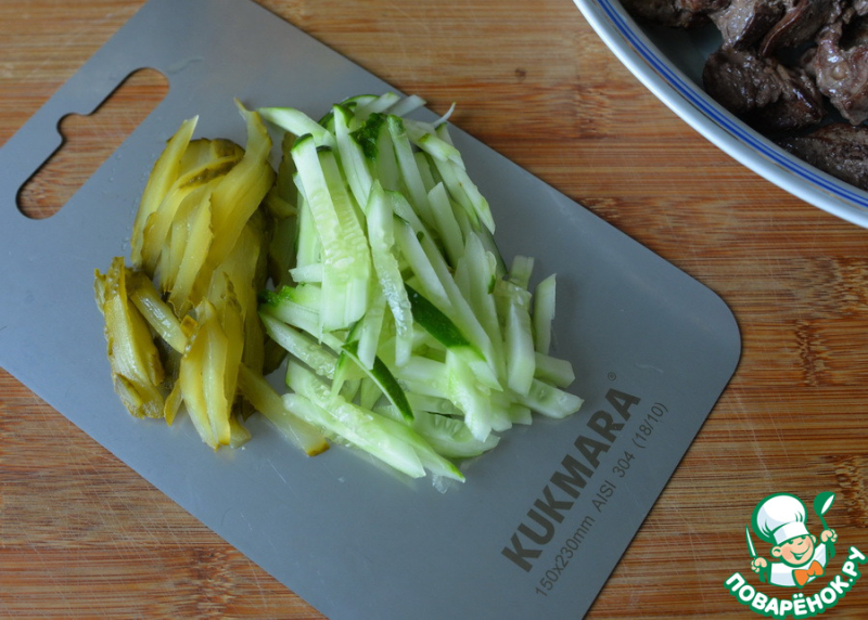 Тёплый салат из куриной печени с фасолью