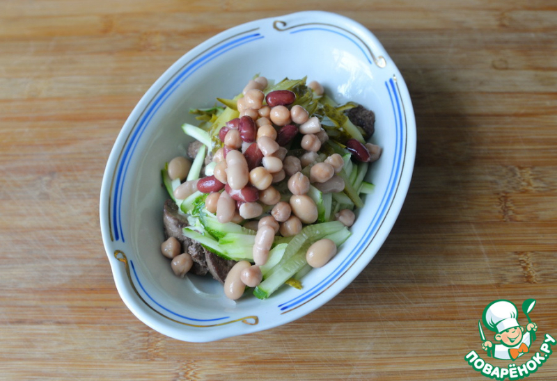 Тёплый салат из куриной печени с фасолью
