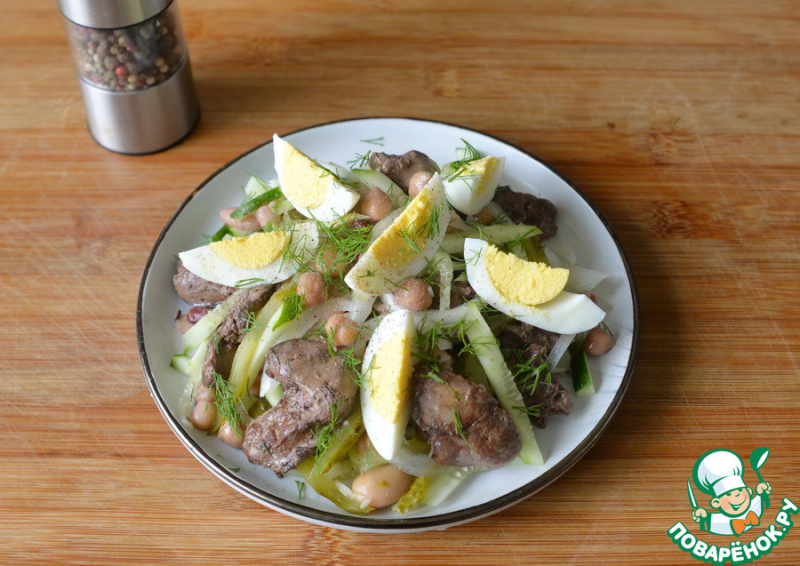 Тёплый салат из куриной печени с фасолью