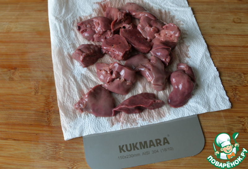 Тёплый салат из куриной печени с фасолью