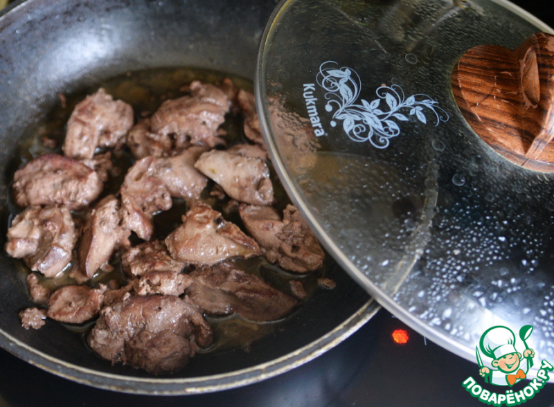 Тёплый салат из куриной печени с фасолью