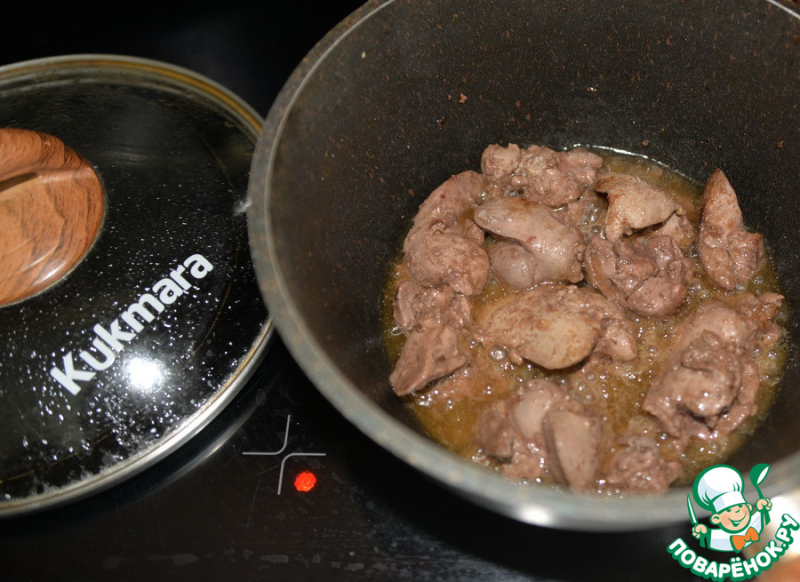 Тёплый салат из куриной печени с вешенками
