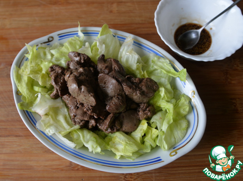Тёплый салат из куриной печени с вешенками