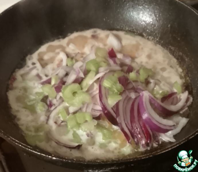 Традиционный рыбный пирог в кожуре картофеля