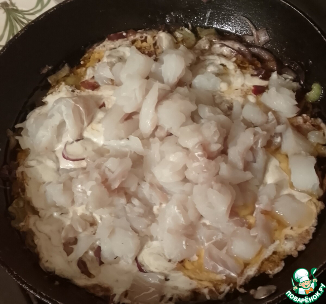 Традиционный рыбный пирог в кожуре картофеля