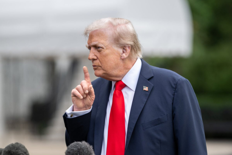 Трамп пообещал раздать по $2000 каждому американцу