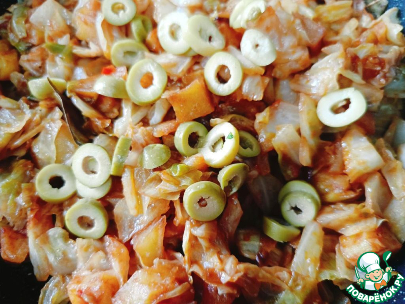 Тушеная капуста с картофелем и оливками