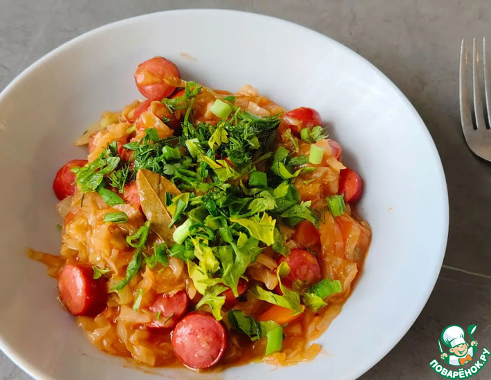 Тушеная капуста с копчёными колбасками