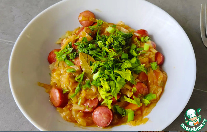 Тушеная капуста с копчёными колбасками