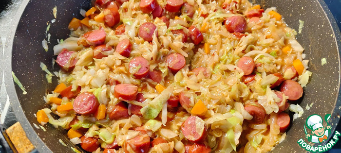 Тушеная капуста с копчёными колбасками