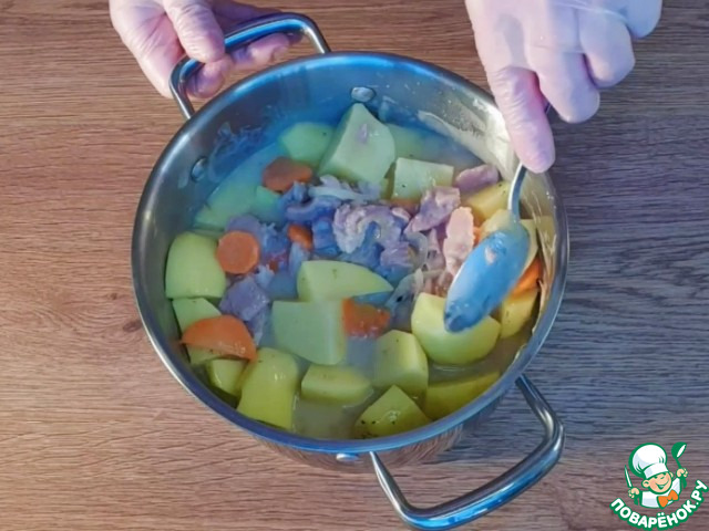 Тушеная картошка с мясом в кастрюле