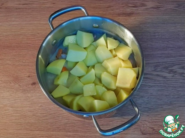 Тушеная картошка с мясом в кастрюле