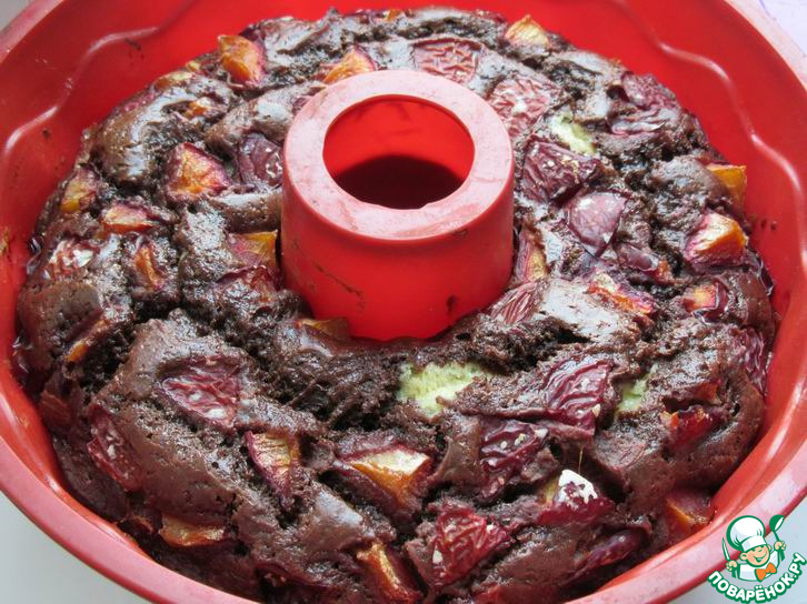 Творожно-шоколадный кекс с алычой