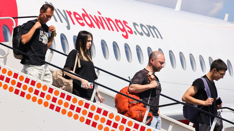 У авиакомпании РФ сломались почти все самолеты для дальних рейсов: тысячи россиян застряли за границей