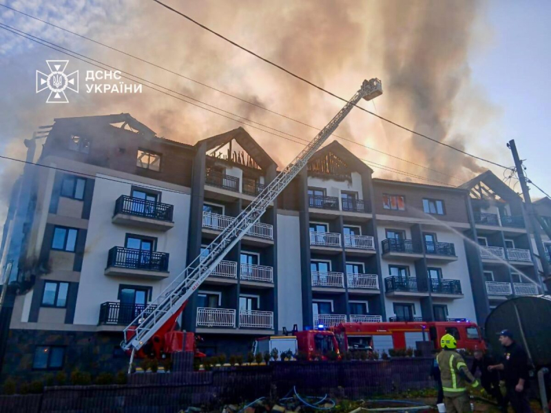 В Буковеле загорелся отель Premium Club SPA, эвакуировали 70 человек